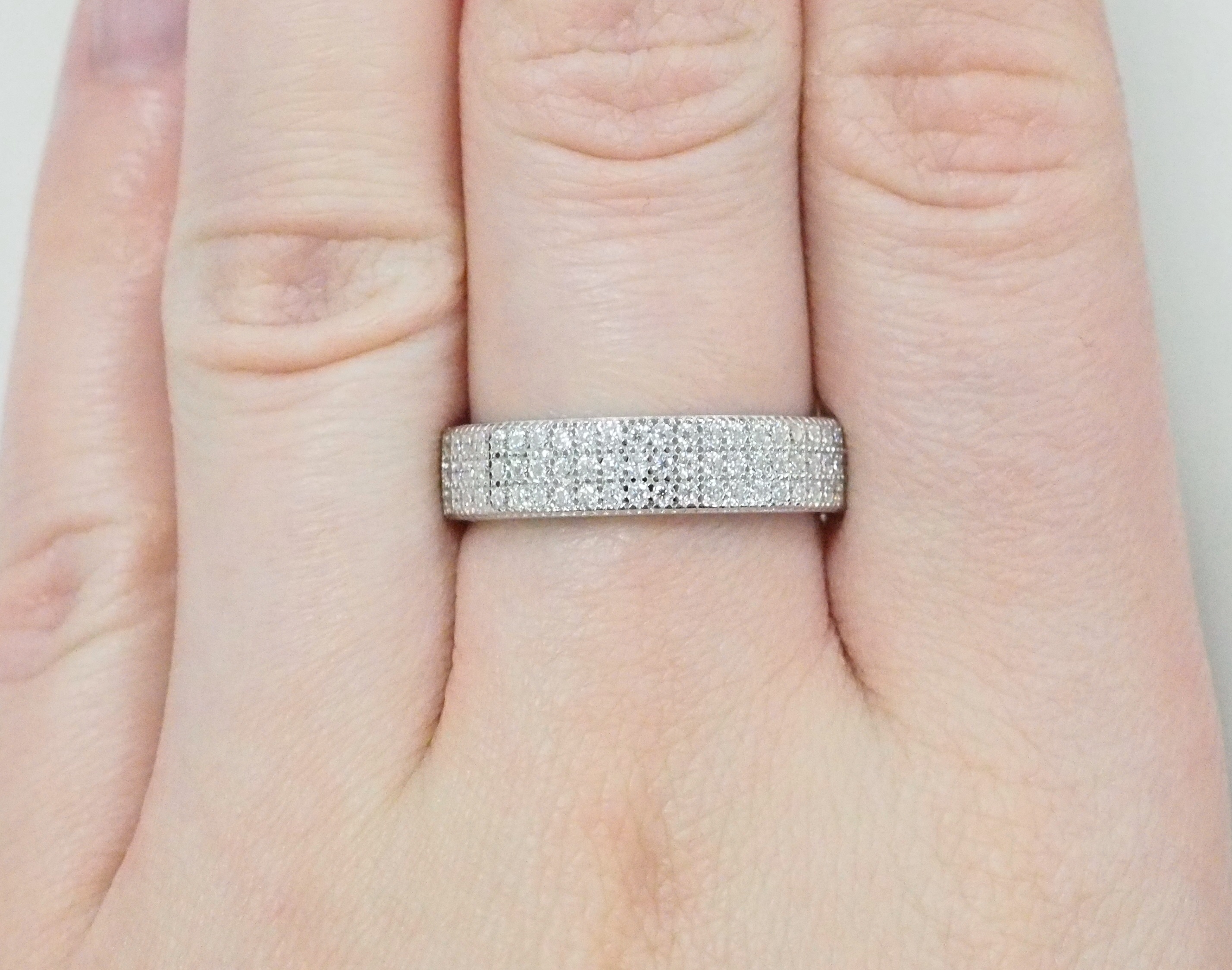 Серебряное кольцо 925 пробы; вставки 69 Муассанит бесцв. 0,5ct;